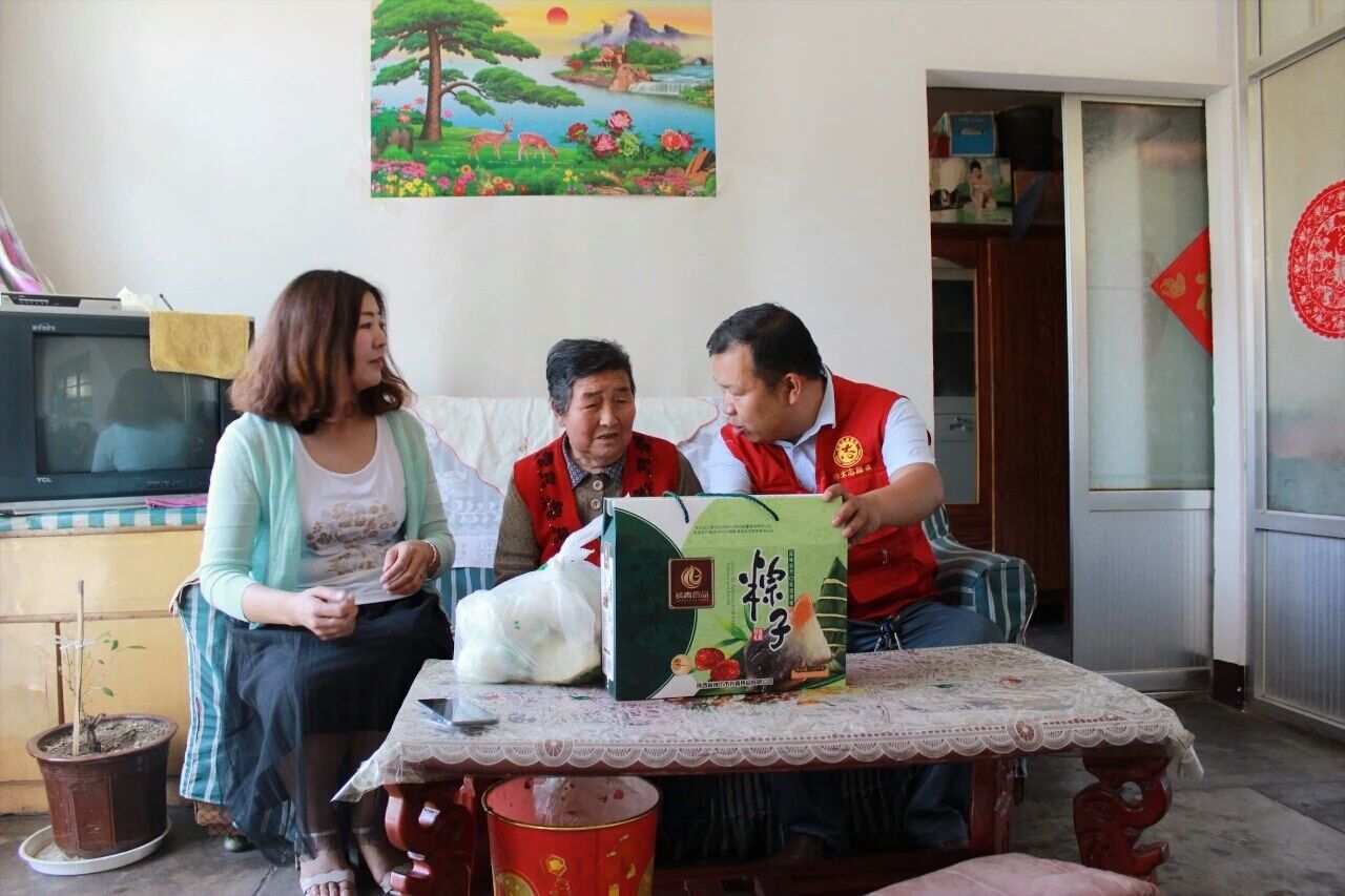 1534835687493095675.jpg 端午看望群众.jpg