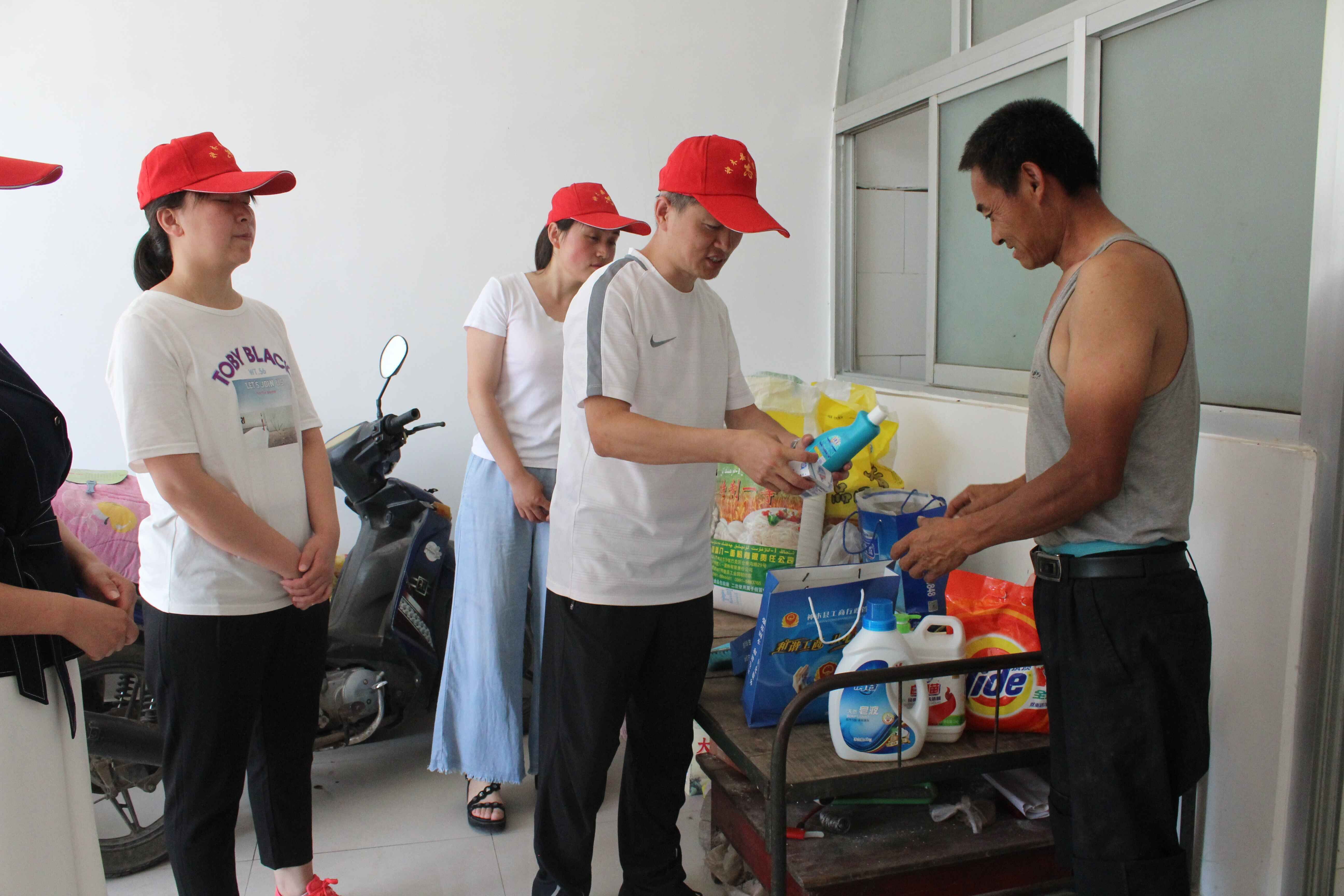 1534835697841097216.jpg 发放爱心物品.jpg