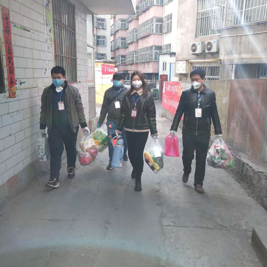 赵旭和同事一起给居家隔离人员代买生活用品.jpg 赵旭和同事一起给居家隔离人员代买生活用品.jpg